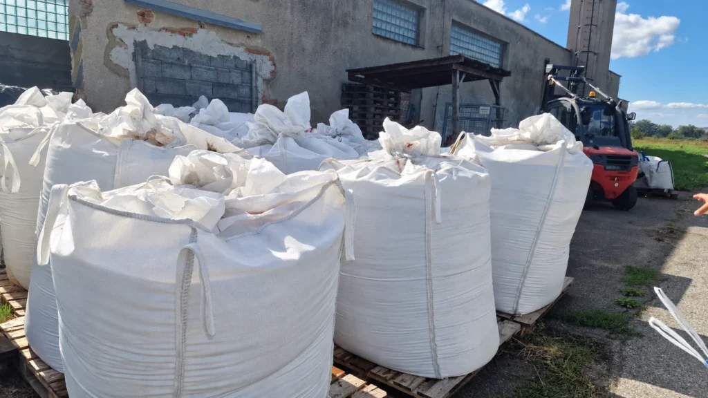 Mix PP/HDPE — zmiotki petrochemiczne, partia w big-bagach na paletach przed halą