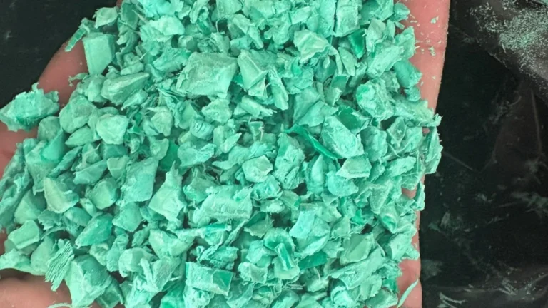 Zielony przemiał PP z odpadów poprodukcyjnych — zbliżenie materiału