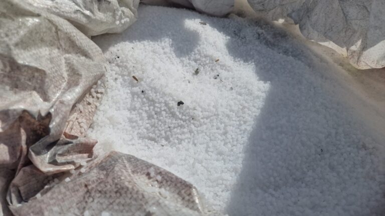 Mix PP/HDPE — zbliżenie materiału, jasny granulat wysypany z big-baga