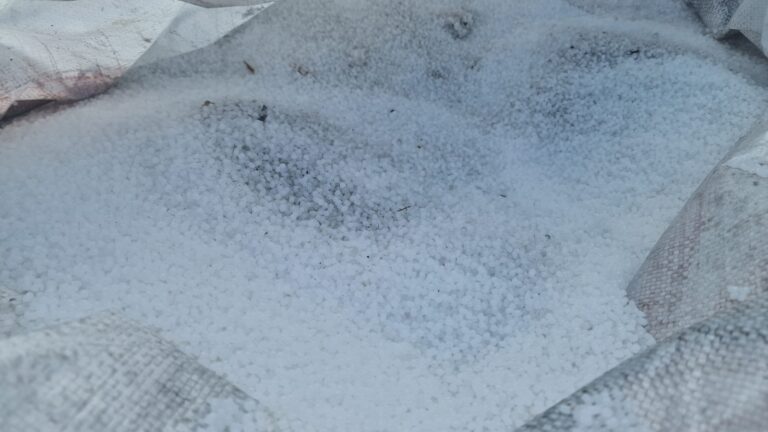 Mix PP/HDPE — zbliżenie materiału, widoczna struktura i wielkość ziaren