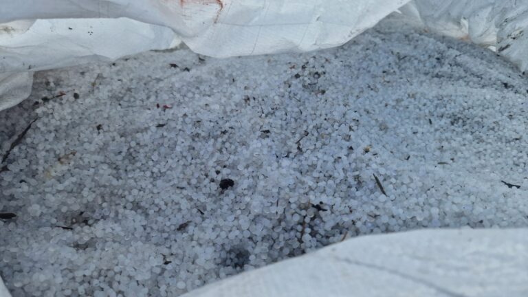 Mix PP/HDPE — zbliżenie materiału z widocznymi drobnymi zanieczyszczeniami