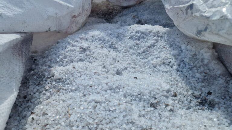 Mix PP/HDPE — zbliżenie materiału, ciemne drobiny zanieczyszczeń w strumieniu