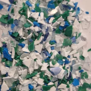 Weiß-grün-blaues Kunststoff-Mahlgut – Nahaufnahme